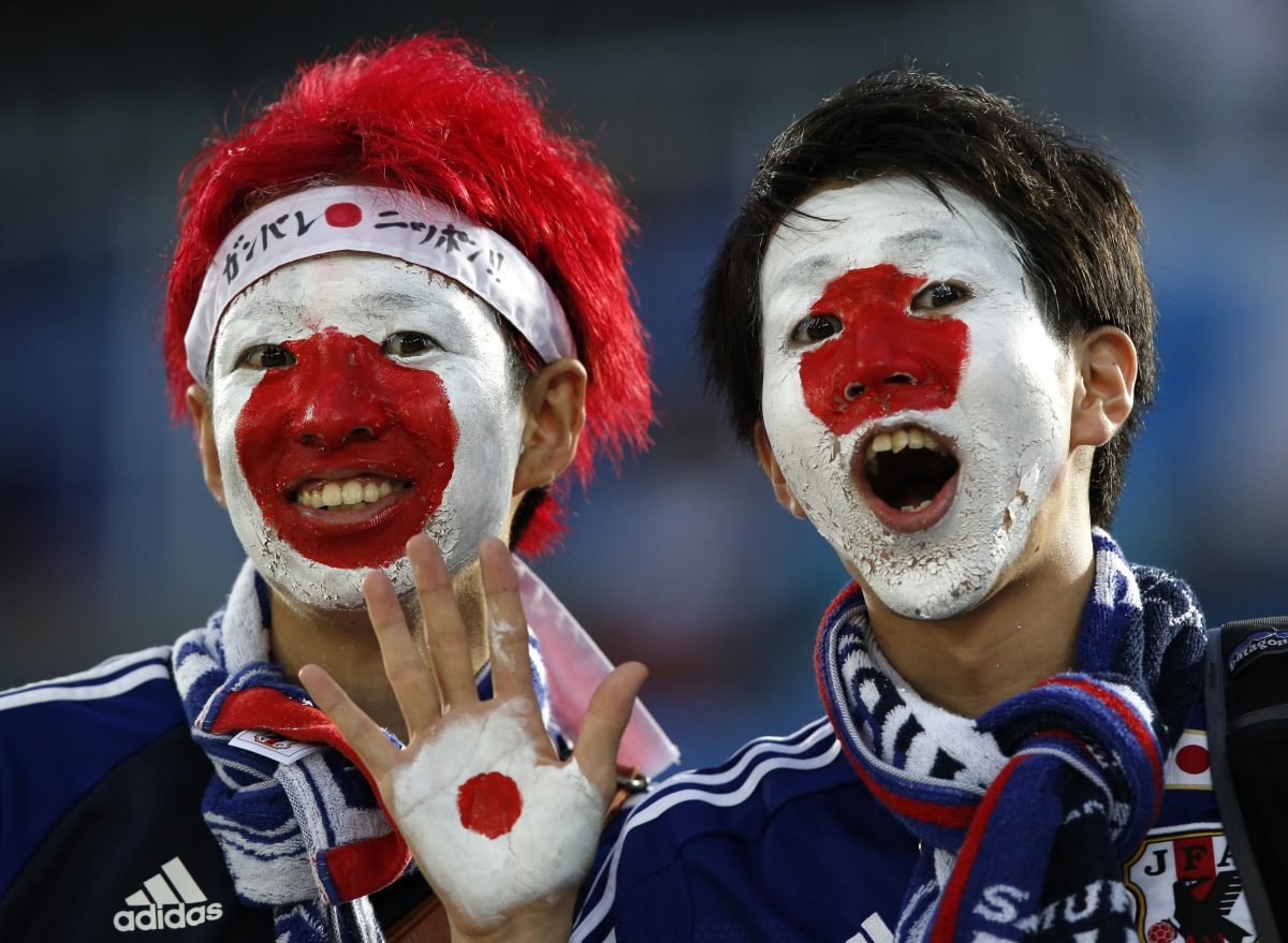 Japanese football. Японские болельщики. Японские футбольные болельщики. Болельщики сборной Японии. Японские футбольные фанатки.