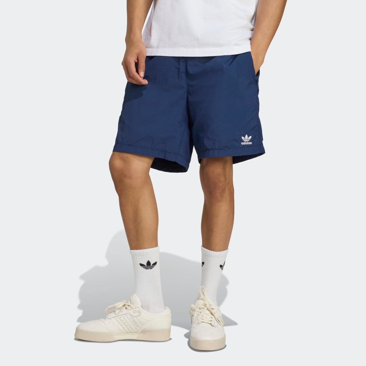 sou ADIDAS ORIGINALS TREFOIL ESSENTIALS WOVEN SHORTS šortai